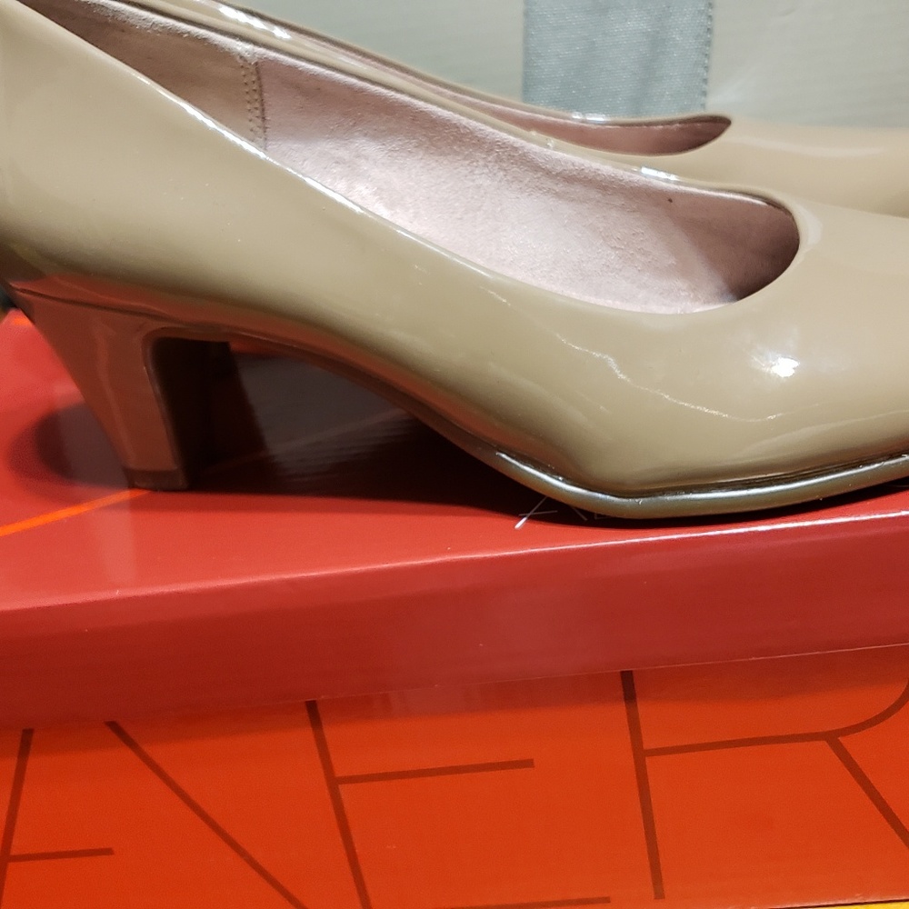 Womens Size 7M Aerosoles